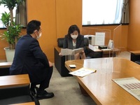 写真:野田大臣にレクチャーをする様子