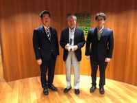 写真:会場での記念撮影の様子