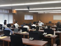 写真:会場で講義をする様子