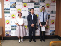 写真:会場での記念撮影の様子