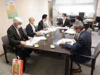 写真:会場で要望の説明をする様子