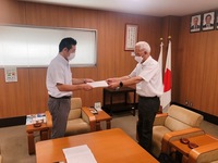 写真:会場で要望書を受け取る様子
