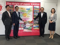 写真:会場での記念撮影の様子