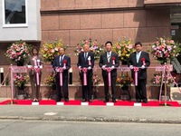 写真:会場でテープカットをする様子