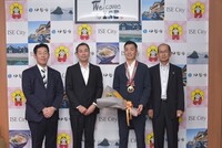 写真:会場での記念撮影の様子