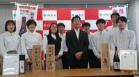 写真:会場での記念撮影の様子