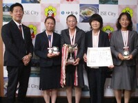写真:会場での記念撮影の様子