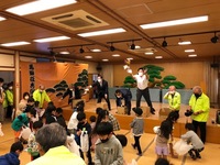 写真:会場での餅まきの様子