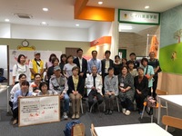 写真:会場での記念撮影の様子