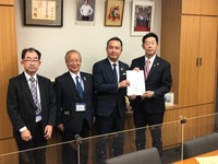 写真:会場での記念撮影の様子