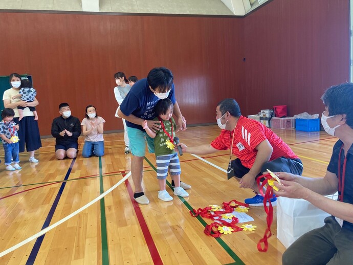 参加者にメダルを渡している様子