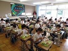 給食風景(倉田山中学校)の写真