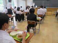 給食風景(伊勢宮川中)の写真
