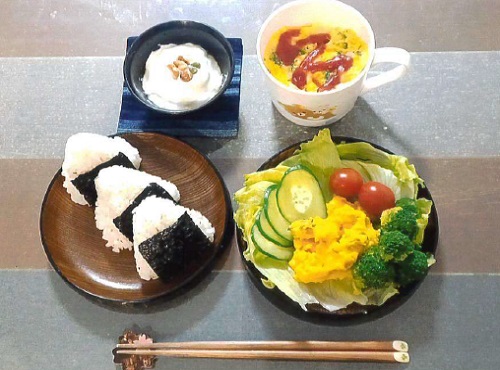 画像：緑黄色野菜たっぷり朝ごはん