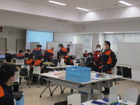写真:会場で訓練の講評を行う様子