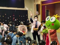 写真:会場で菓子まきをする様子