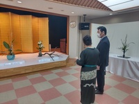 写真:会場で作品の説明を受ける様子
