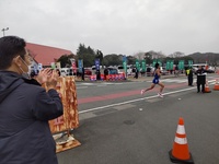写真:選手が競技場に入ってくる様子