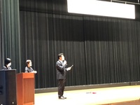 写真:会場での挨拶の様子