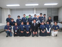 写真:会場での記念撮影の様子