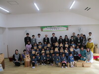 写真:会場での記念撮影の様子
