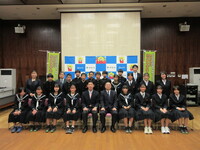 写真:会場での記念撮影の様子