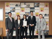 写真:会場での記念撮影の様子