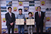 写真:会場での記念撮影の様子