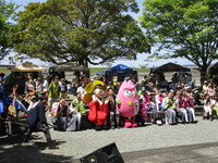 写真:会場での記念撮影の様子