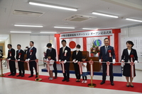 写真:会場でのテープカットの様子