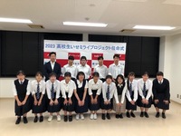写真:会場での記念撮影の様子