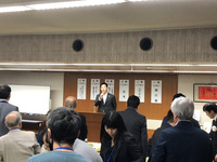 写真:会場での挨拶の様子