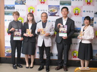写真:会場での記念撮影の様子