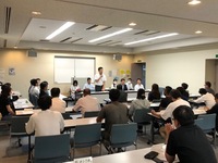 写真:会場での挨拶の様子