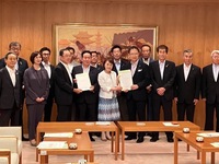 写真:会場での記念撮影の様子