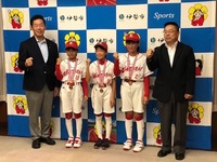 写真:会場での記念撮影の様子