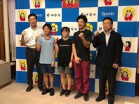写真:会場での記念撮影の様子