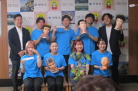 写真:会場での記念撮影の様子
