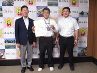 写真:会場での記念撮影の様子