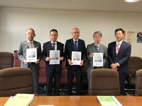 写真:会場での記念撮影の様子