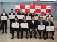 写真:会場での記念撮影の様子