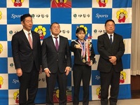 写真:会場での記念撮影の様子