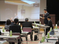写真:会場での挨拶の様子