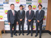 写真:会場での記念撮影の様子