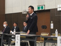 写真:会場での挨拶の様子
