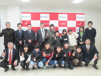 写真:会場での記念撮影の様子