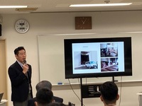 写真:会場での挨拶の様子