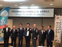 写真:会場での記念撮影の様子