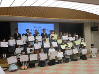 写真:会場での記念撮影の様子