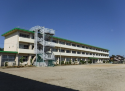 写真:旧大湊小学校外観